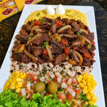 Arrumadinho de carne de sol com farofa, feijão verde, vinagrete e milho