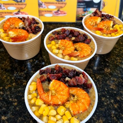 Quatro caldinhos com camarão, charque e milho por cima