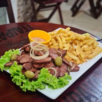 Carne fatiada acebolada com batata frita