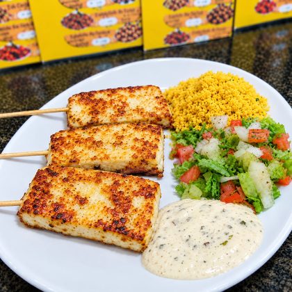 Espetos de queijo na chapa com farofa, vinagrete e maionese